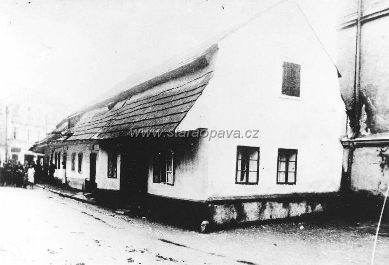 solna (3).jpg - Solná ulice - původní zástavba (Solné boudy) na této ulici. Část domu vpravo je dodnes stojící Dominikánský klášter. Fotografie někdy z druhé poloviny 19.století.